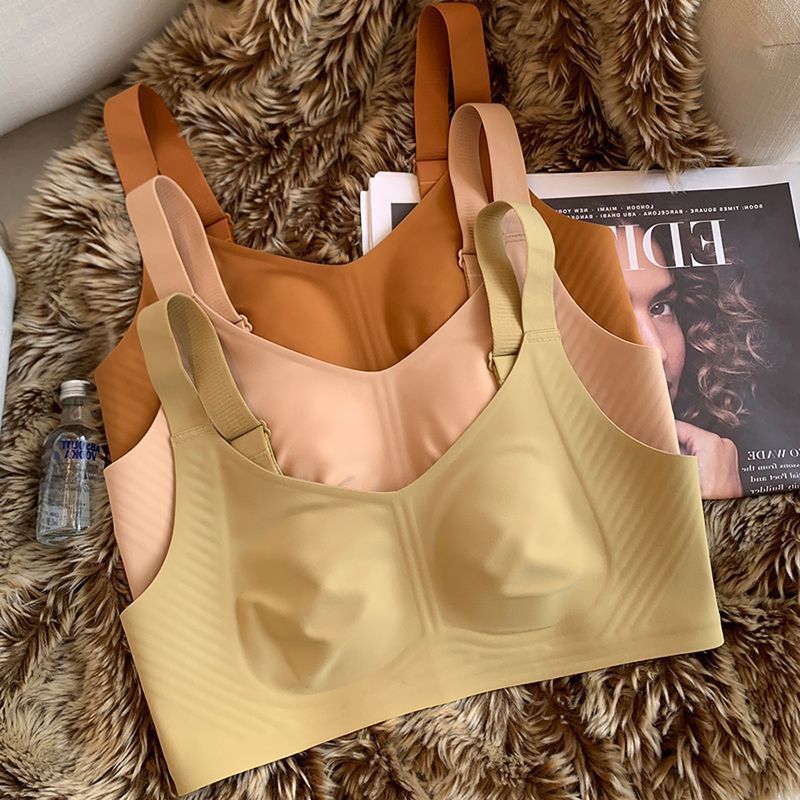 Full Coverage Bra - Seios grandes mostram roupa íntima pequena